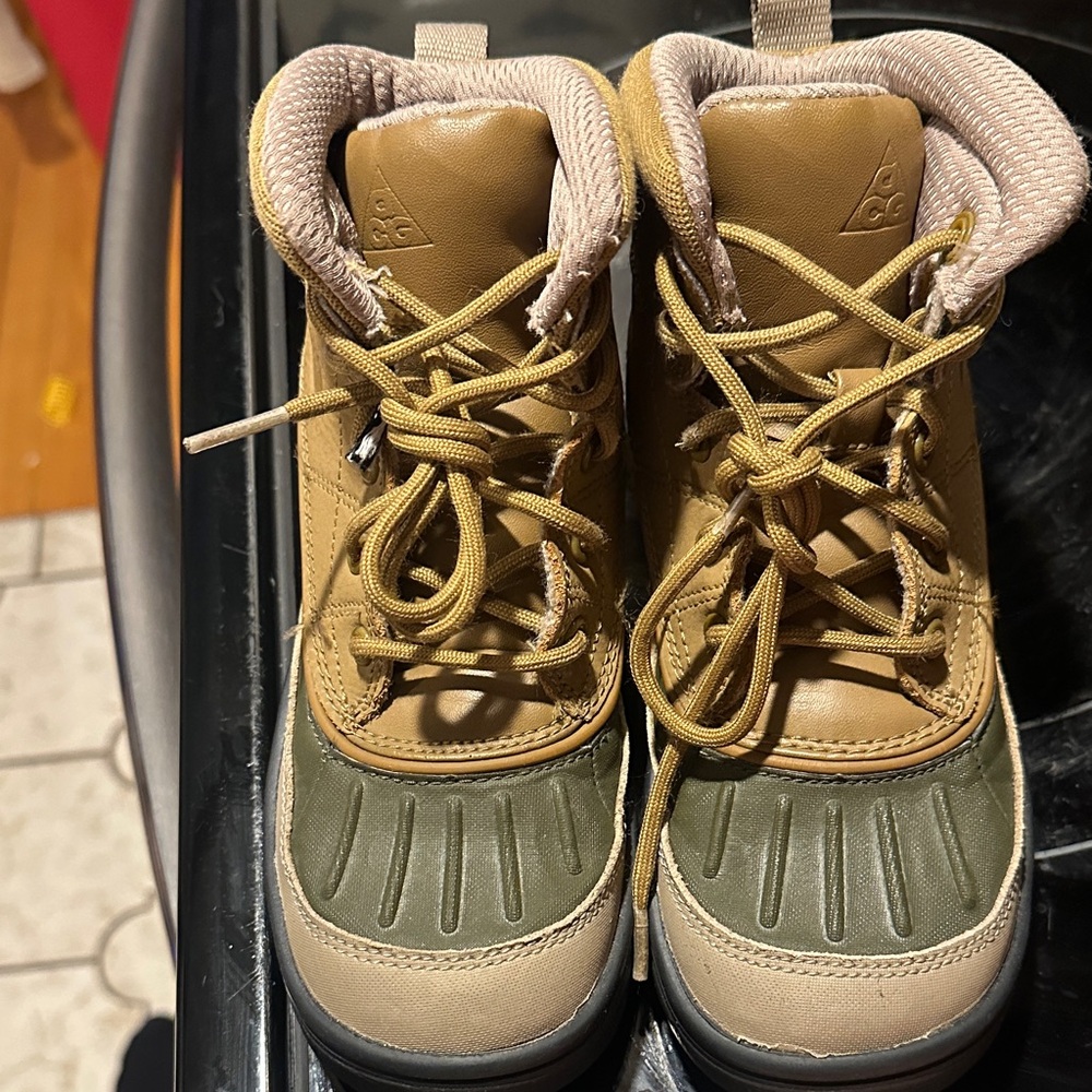 Nike kids woodside boot size 13c Preloved/great condition